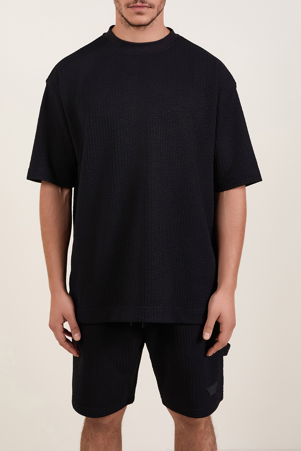 תמונת דוגמן קידמית של סט מכנסיים קצרים וחולצת טי